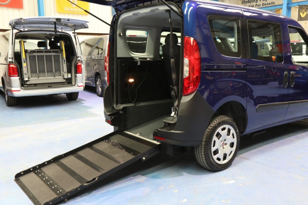 Doblo petrol wheelchair accessible yy68a