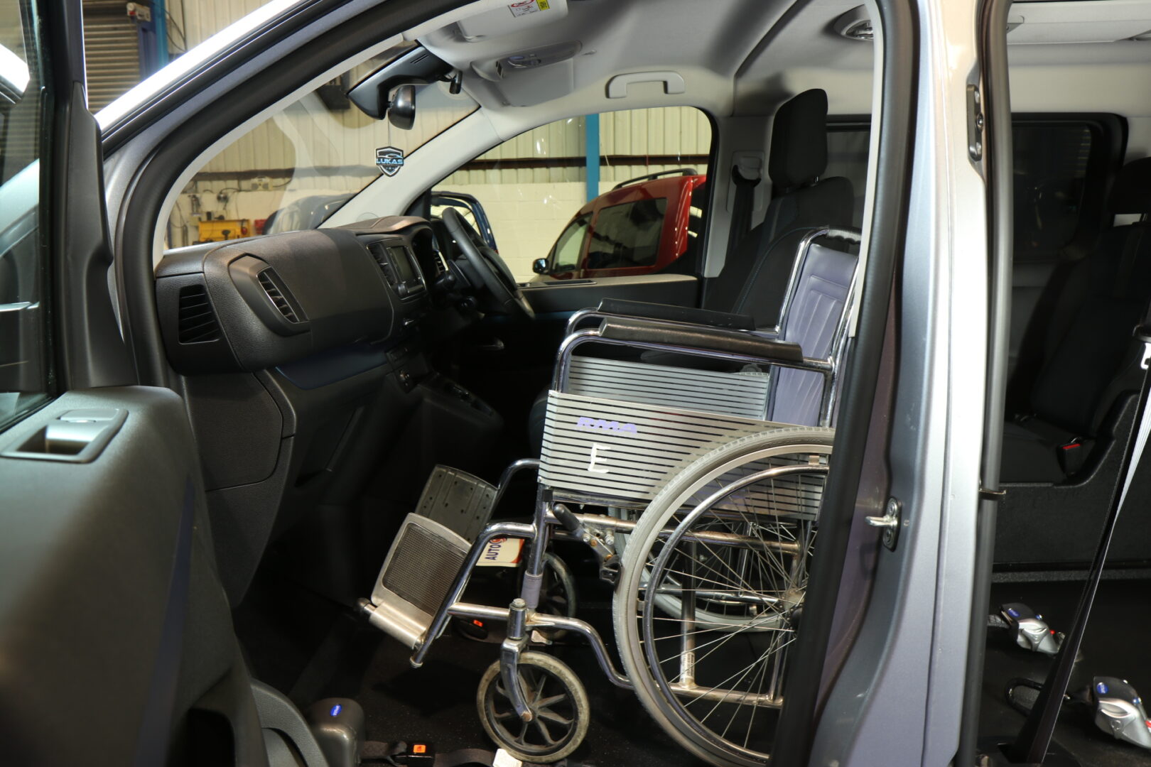 Peugeot Traveller Upfront wa21 bnd