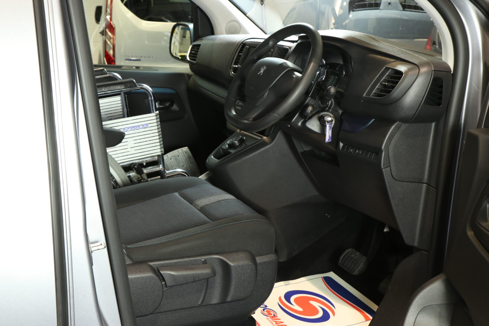 Peugeot Traveller Upfront wa21 bnd